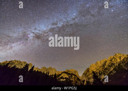 Nightsky con via lattea sopra la gamma di Kaiser, Wilder Kaiser, Kaiser gamma, Tirolo, Austria Foto Stock