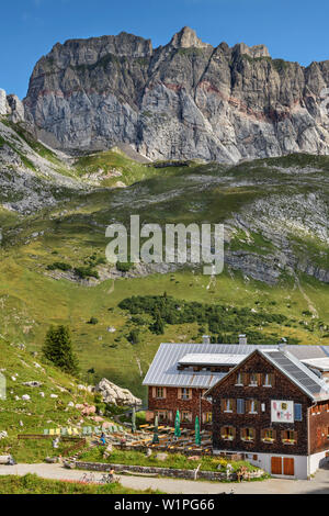 Capanna di Friburgo prima parete rossa, lechweg Lech fonte montagne, Vorarlberg, Austria Foto Stock