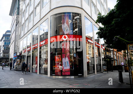 Londra, Regno Unito. 3 Luglio, 2019. Foto scattata il 3 luglio 2019 mostra un negozio Vodafone a Londra, Gran Bretagna. Vodafone UK mercoledì acceso il suo 5G service, diventando il secondo regno unito l'operatore di telefonia mobile per attivare il suo 5G network contando su Huawei attrezzatura. Credito: Alberto Pezzali/Xinhua/Alamy Live News Foto Stock