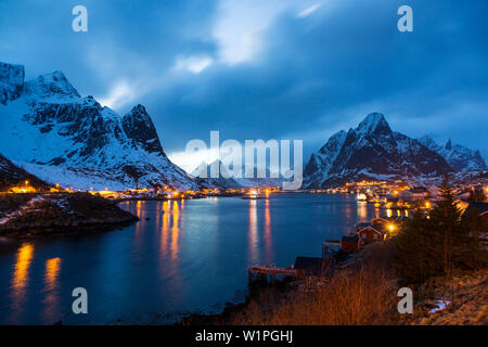 Villaggio di Pescatori Reine, Moskensoya, Isole Lofoten in Norvegia, Skandinavia, Europa Foto Stock