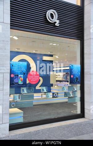 Berlino, Germania - 26 agosto 2014: O2 mobile phone store a Berlino. A partire dal 2013, Telefonica O2 aveva 17 per cento della quota di mercato in tedesco gli operatori di telefonia mobile. Foto Stock