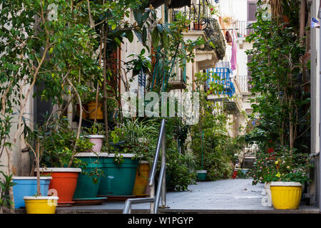 Vicolo stretto nella cittadina Lipari, Isola di Lipari, Isole Eolie, isole Lipari, Mar Tirreno, il Mar Mediterraneo, l'Italia, Europa Foto Stock