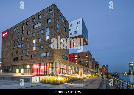 La moderna architettura di NH Hotel a Friedrichshain, sul fiume Spree, Berlino Foto Stock