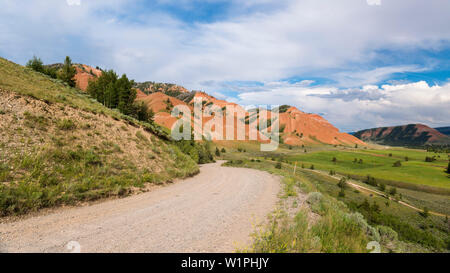 Strada di ghiaia lungo le colline rosse, Bridger Teton National Forest, Wyoming USA Foto Stock