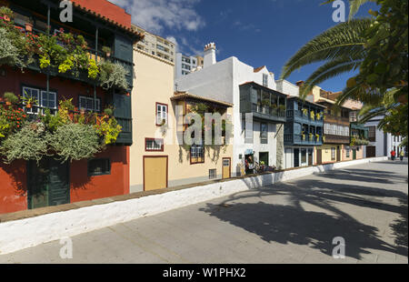 Balconi colorati in Santa Cruz de la Pama, isola di La Palma Isole Canarie Spagna Foto Stock