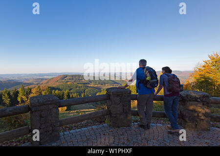 Gli escursionisti alla ricerca dalla Hohe Bracht look-out, vicino a Lennestadt, Rothaar mountains, Sauerland, Nord Reno-Westfalia, Germania Foto Stock