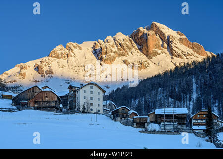 Case di Longiarù con il Sass de Putia in background, Longiarù, parco naturale Puez-Geisler, sito patrimonio mondiale dell'UNESCO Dolomiti, Dolomiti, Alto Adige, ho Foto Stock