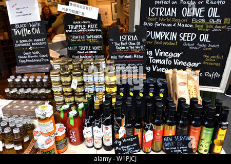 Londra, Inghilterra, Regno Unito. Borough Market, Southwark. Bancarella vendendo merci croato "gusto Croazia" Foto Stock