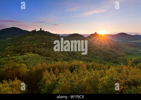 Vista Scharfenberg, Anebos e castello di Trifels, vicino Annweiler, Foresta del Palatinato, Renania-Palatinato, Germania Foto Stock