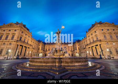 Patrimonio Mondiale UNESCO Wuerzburg residence di notte, palace, Wuerzburg, Frankonia, Baviera, Germania Foto Stock