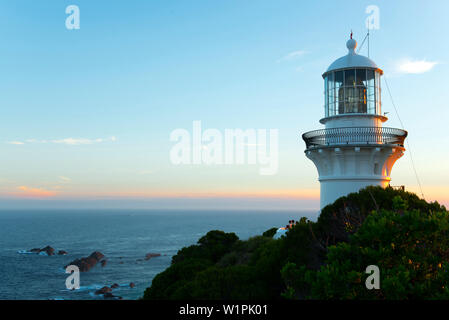 La pittoresca Sugarloaf Point Lighthouse siede su terrapieni di Seal Rocks Foto Stock