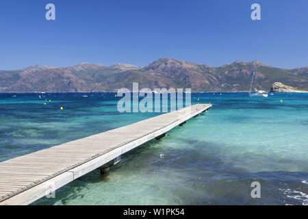 Molo del Traghetto sulla spiaggia Plage de Loto nel deserto dello Agriates, vicino a Saint-Florent, Corsica, Francia meridionale, Francia, Europa meridionale Foto Stock