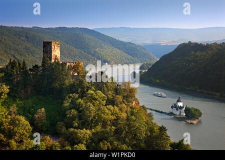 Gutenberg e il castello Pfalzgrafenstein, vicino Kaub, Reno, Renania-Palatinato, Germania Foto Stock