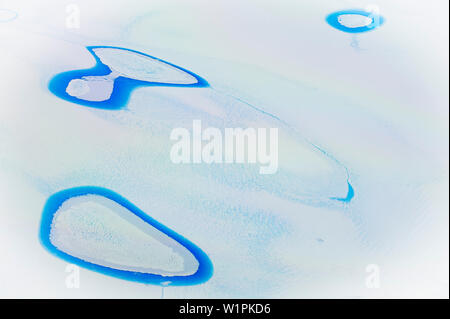 Piscine di acqua di disgelo in estate sul grande ripiano di ghiaccio della Groenlandia Foto Stock