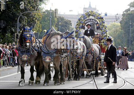 Cavallo e la fabbrica di birra della spesa alla sfilata in costume per l'Oktoberfest a Monaco di Baviera, Baviera, Baviera, Germania Foto Stock