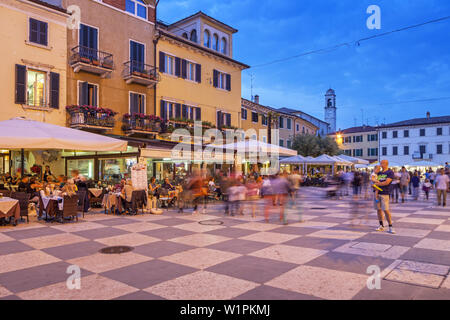 Città vecchia di sera a Lazise sul Lago di Garda, Italien Settentrionale Laghi, Veneto, Italia settentrionale, Italia, Europa meridionale, Europa Foto Stock