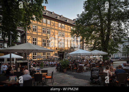 Patrimonio Mondiale UNESCO Città vecchia storica di Goslar, molti ospiti presso la fabbrica di birra a Goslar, montagne Harz, Bassa Sassonia, Germania Foto Stock