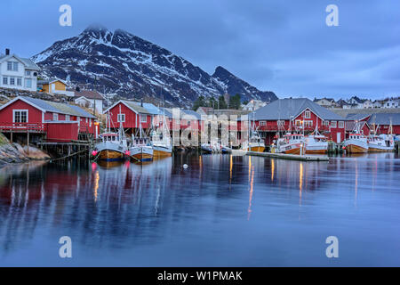 Porto e Fisherman's cabine in Klingenberg, Lofoten, Nordland, Norvegia Foto Stock