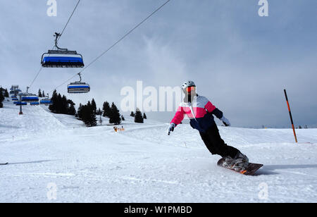 Snowboarder nella Skiarea di Sudelfeld vicino Bayrischzell, Baviera, Alpi, Germania Foto Stock