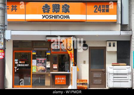 OSAKA, Giappone - 25 Aprile 2012: Yoshinoya ristorante di Osaka. Yoshinoya è la più grande catena di ristoranti gyudon (carni bovine recipiente). Essa è stata istituita in Foto Stock