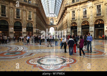 Milano - 7 ottobre: Vittorio Emanuele II galleria di negozi il 7 ottobre 2010 a Milano, Italia. Inaugurato nel 1865, la galleria sostiene di essere la più antica Foto Stock
