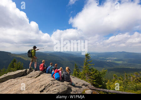 Guida di montagna con un gruppo di bambini, vista da Grosser Arber oltre Lamer Winkel, Foresta Bavarese, Baviera, Germania Foto Stock