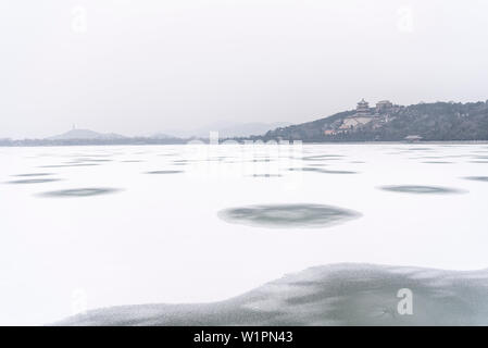 Nuovo palazzo d'Estate a Pechino in inverno, congelati Lago Kunming, in Cina, Asia, patrimonio mondiale dell UNESCO Foto Stock