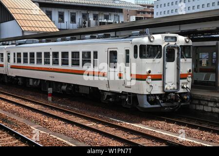 KAKAMIGAHARA, Giappone - 29 Aprile 2012: KiHa 40 series diesel multiple unit passeggeri in treno stazione Shin-Unuma, Kakamigahara, Giappone. Essa è stata manufactu Foto Stock