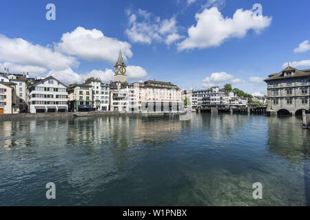 Fiume Limmat, Basilica di San Pietro e la città di Zurigo, Svizzera Foto Stock