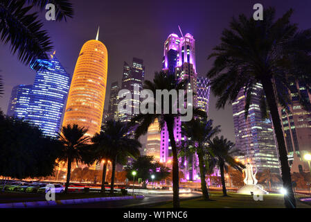 Di notte presso i grattacieli al nord Corniche, Doha, Qatar Foto Stock
