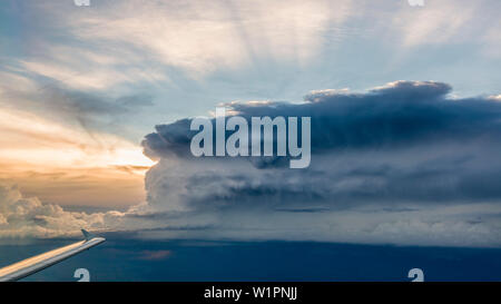 Enorme thunderstom da una vista panoramica Foto Stock