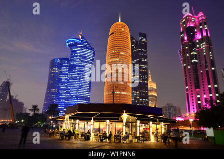 Di notte presso i grattacieli al nord Corniche, Doha, Qatar Foto Stock