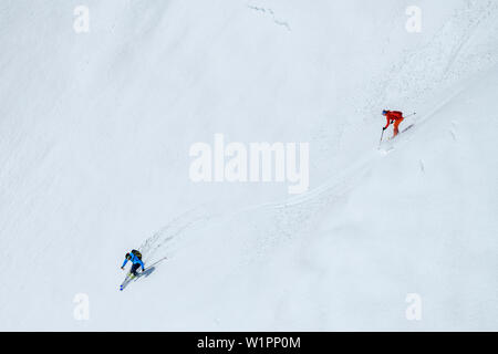 L uomo e la donna backcountry-sci da discesa Rastkogel, Rastkogel, Alpi di Tux, Tirolo, Austria Foto Stock