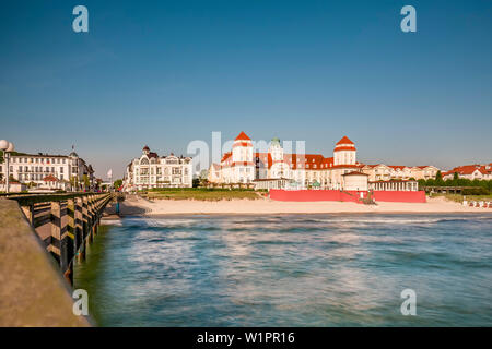 Vista dal molo verso, Kurhaus Binz, Ruegen Isola, Meclemburgo-Pomerania Occidentale, Germania Foto Stock