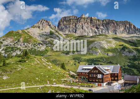 Capanna di Friburgo prima parete rossa, lechweg Lech fonte montagne, Vorarlberg, Austria Foto Stock