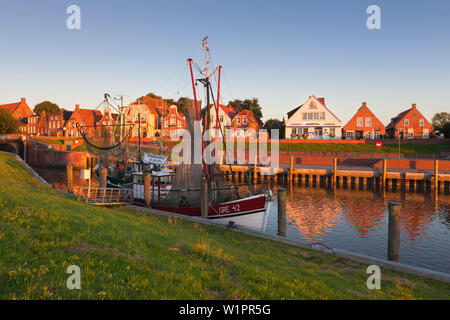 Fresa di pesca nel porto, Greetsiel, East Friesland, Bassa Sassonia, Germania Foto Stock