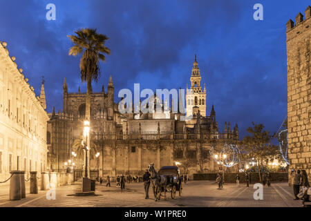 Cattedrale di Siviglia, la più grande cattedrale gotica del mondo, la Giralda, la torre dell Orologio, carrello, Siviglia, in Andalusia, Spagna Foto Stock