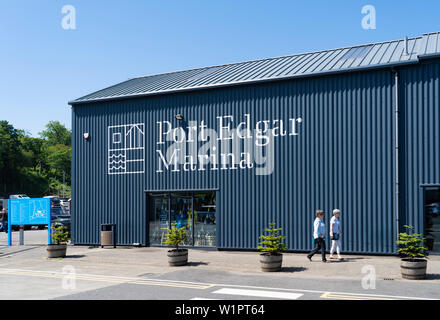 Vista della unità di vendita al dettaglio a Port Edgar marina a South Queensferry, West Lothian, Scozia, Regno Unito Foto Stock