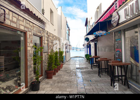 Tradizionale stile egeo case bianche, spiaggia, marina e colorate strade con fiori di bouganville in Bodrum città della Turchia. Vacanze in città di Bodrum. Foto Stock