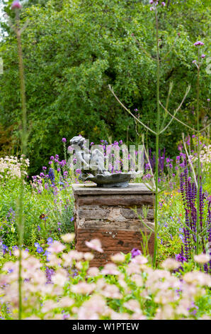 Ornati in bagno Uccelli nel giardino murato a NTS Geilston Garden di Cardross, Argyll and Bute, Scotland, Regno Unito Foto Stock