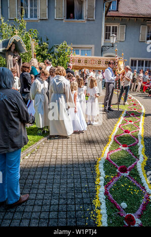 Il Corpus Domini, la festa della processione del Corpus Domini, Sipplingen, Lago di Costanza, Baden-Wuerttemberg, Germania, Europa Foto Stock
