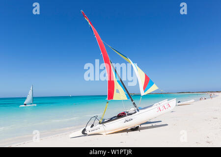 I turisti in Cayo Coco Beach, catamarano sulla riva, vela, sabbiosa spiaggia da sogno, mare blu turchese, in barca, snorkeling, nuoto, Memorie Flamenco Bea Foto Stock