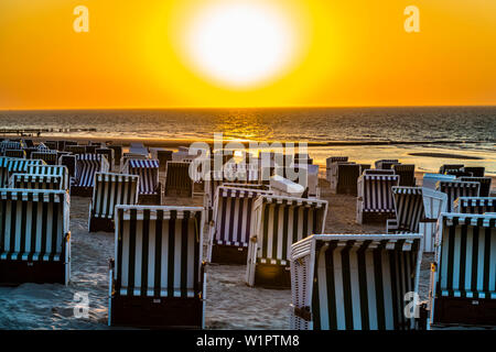 Sdraio in spiaggia al tramonto, Wangerooge, Frisia orientale, Bassa Sassonia, Germania Foto Stock