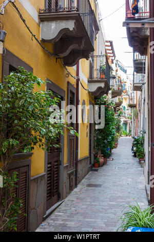 Vicolo stretto nella cittadina Lipari, Isola di Lipari, Isole Eolie, isole Lipari, Mar Tirreno, il Mar Mediterraneo, l'Italia, Europa Foto Stock