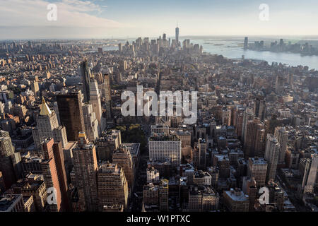 ONE World Trade Center, Flatiron Building, la Statua della Libertà, vista dalla piattaforma di visualizzazione di Empire State Building, Manhattan NYC, New York City, l'unità Foto Stock