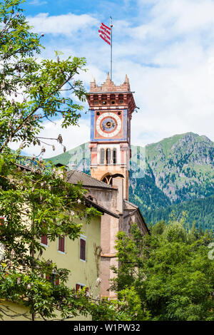 La Chiesa di San Sebastiano nel centro della città, Cavalese, Alto Adige, Italia Foto Stock