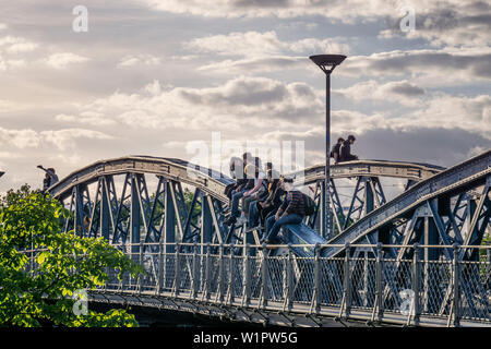 Tramonto a ponte blu a Friburgo, gente seduta sul ponte, , Freiburg, Baden-Wuerttemberg, Schwarzwald, foresta nera, Germania Foto Stock