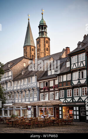 Patrimonio Mondiale UNESCO Città vecchia storica di Goslar, case di quadro e la torre nord della chiesa parrocchiale, montagne Harz, Bassa Sassonia, Germania Foto Stock