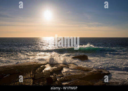 Il Cliff Walk in Kilkee si estende dalla baia a nord e a sud lungo la costa e mostra La ruvida bellezza del paesaggio dove il mare crash Foto Stock
