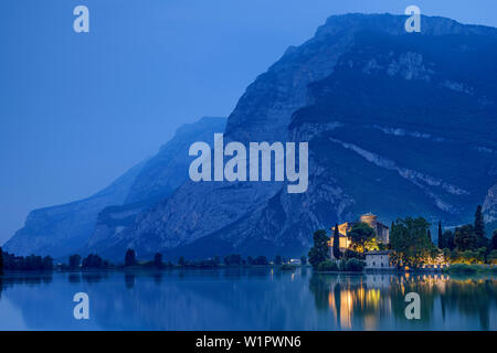 Lago di Toblino con illuminato il Castello di Castel Toblino e Monte Casale in background, Lago di Toblino, Garda montagne, Trentino, Italia Foto Stock